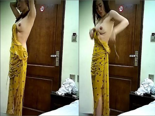 Kunjungi toko gadis berkaki panjang di kota tua