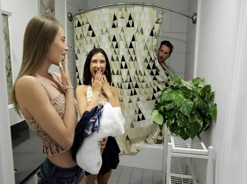 Kedua adik sepupu itu sangat suka bercanda dan berusaha meniduri kakak laki-lakinya yang sedang mandi