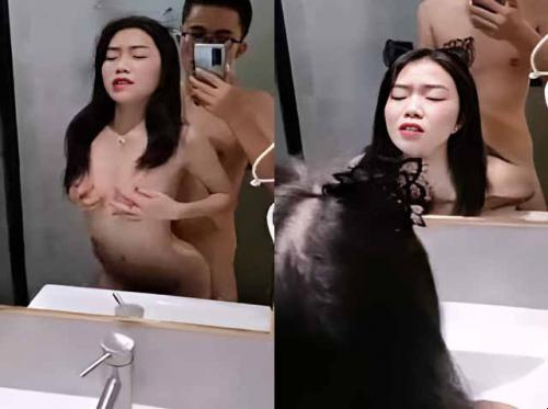 Sialan sayang sayang di depan cermin hotel